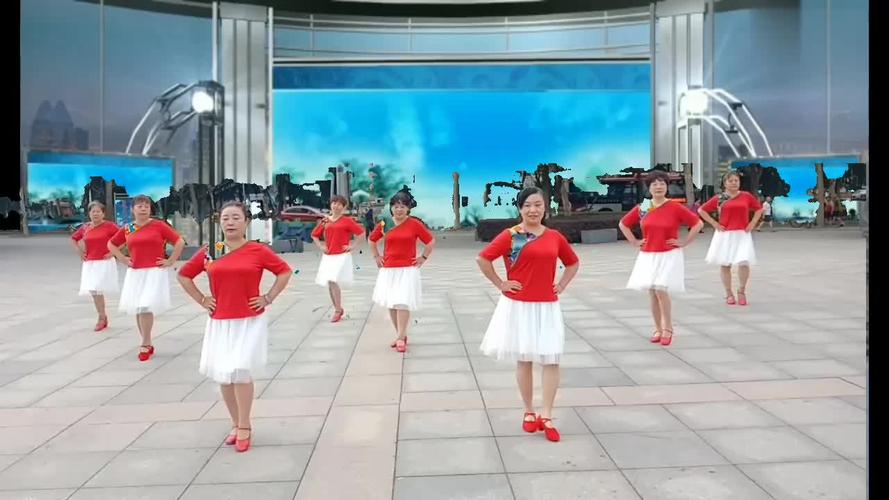 重庆两女子游乐场排队时打人,重庆两女子游乐场排队时打人广场舞再唱山歌给党听